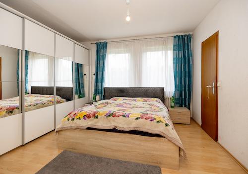 Geräumiges Schlafzimmer mit Platz für einen großem Kleiderschrank