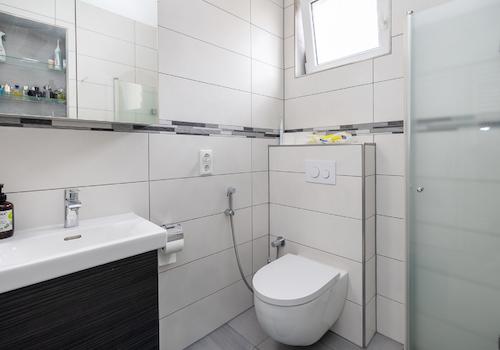 Modernisiertes Badezimmer mit zeitgemäßer Ausstattung