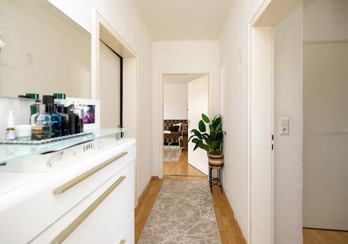 Zentraler Flur der abgeschlossenen Obergeschosswohnung
