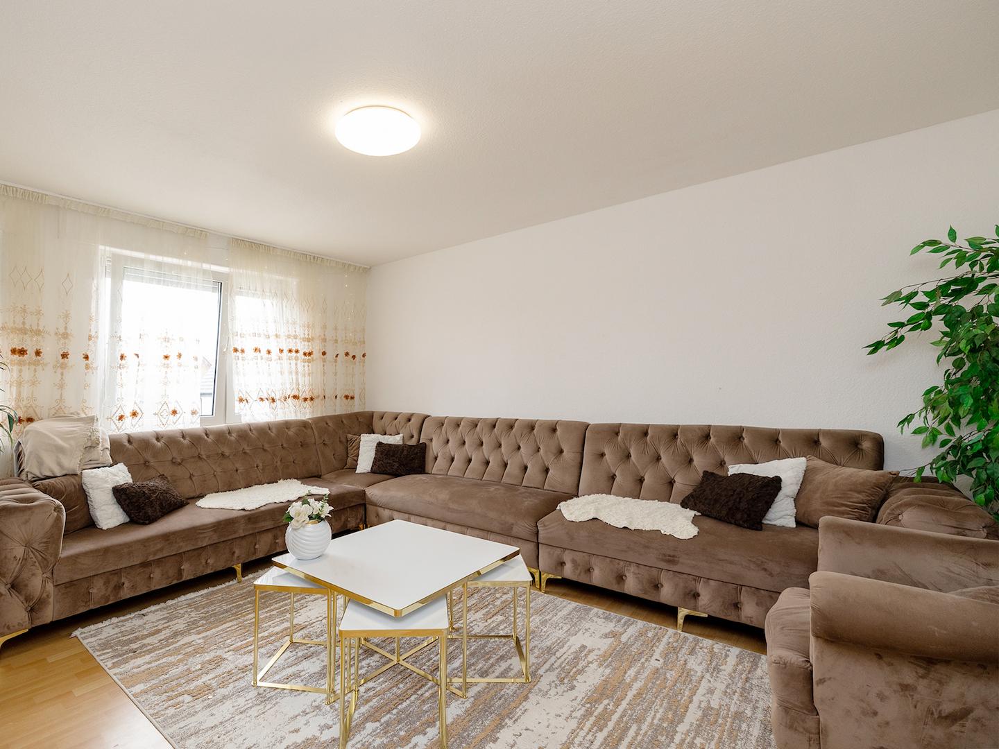 Modernes Wohnzimmer der vermieteten Obergeschosswohnung
