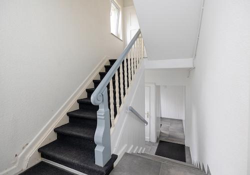 Gepflegtes Treppenhaus mit Zugang zu allen Wohnebenen