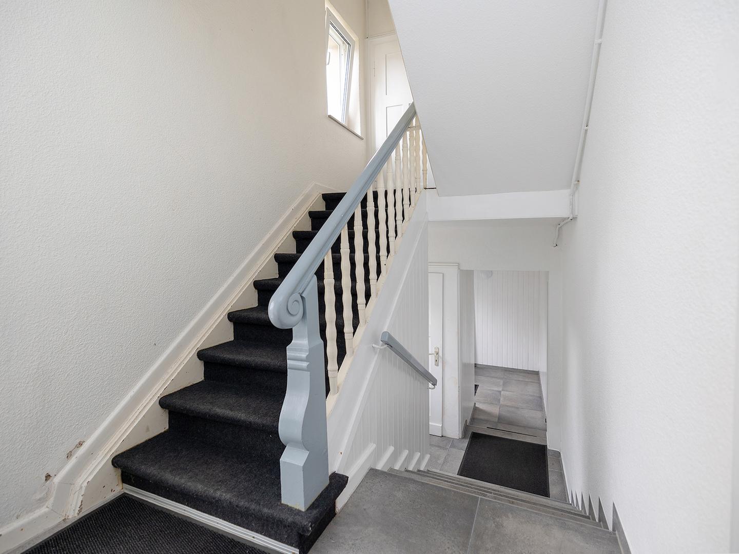 Gepflegtes Treppenhaus mit Zugang zu allen Wohnebenen