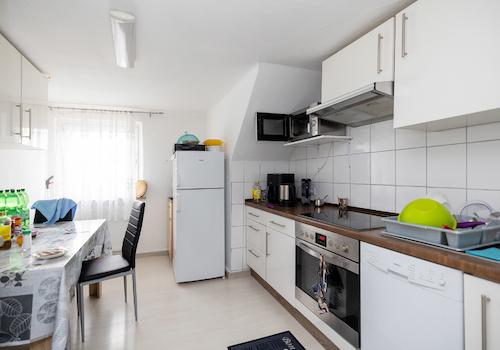 Separate Küche mit Essbereich im Dachgeschoss