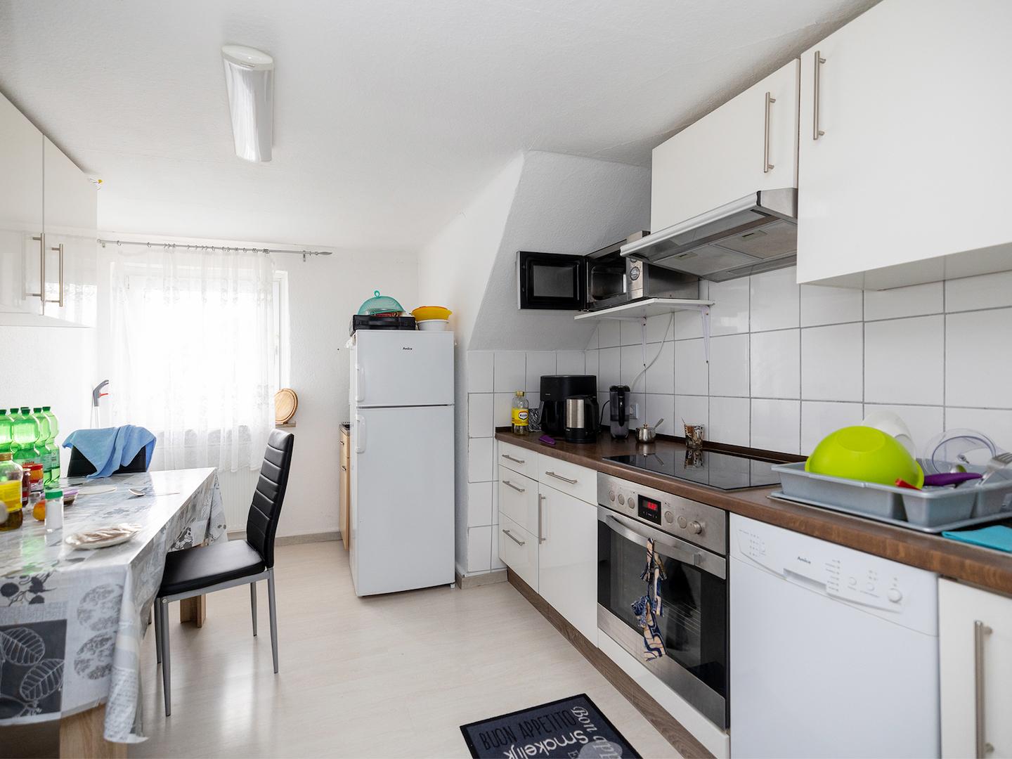 Separate Küche mit Essbereich im Dachgeschoss