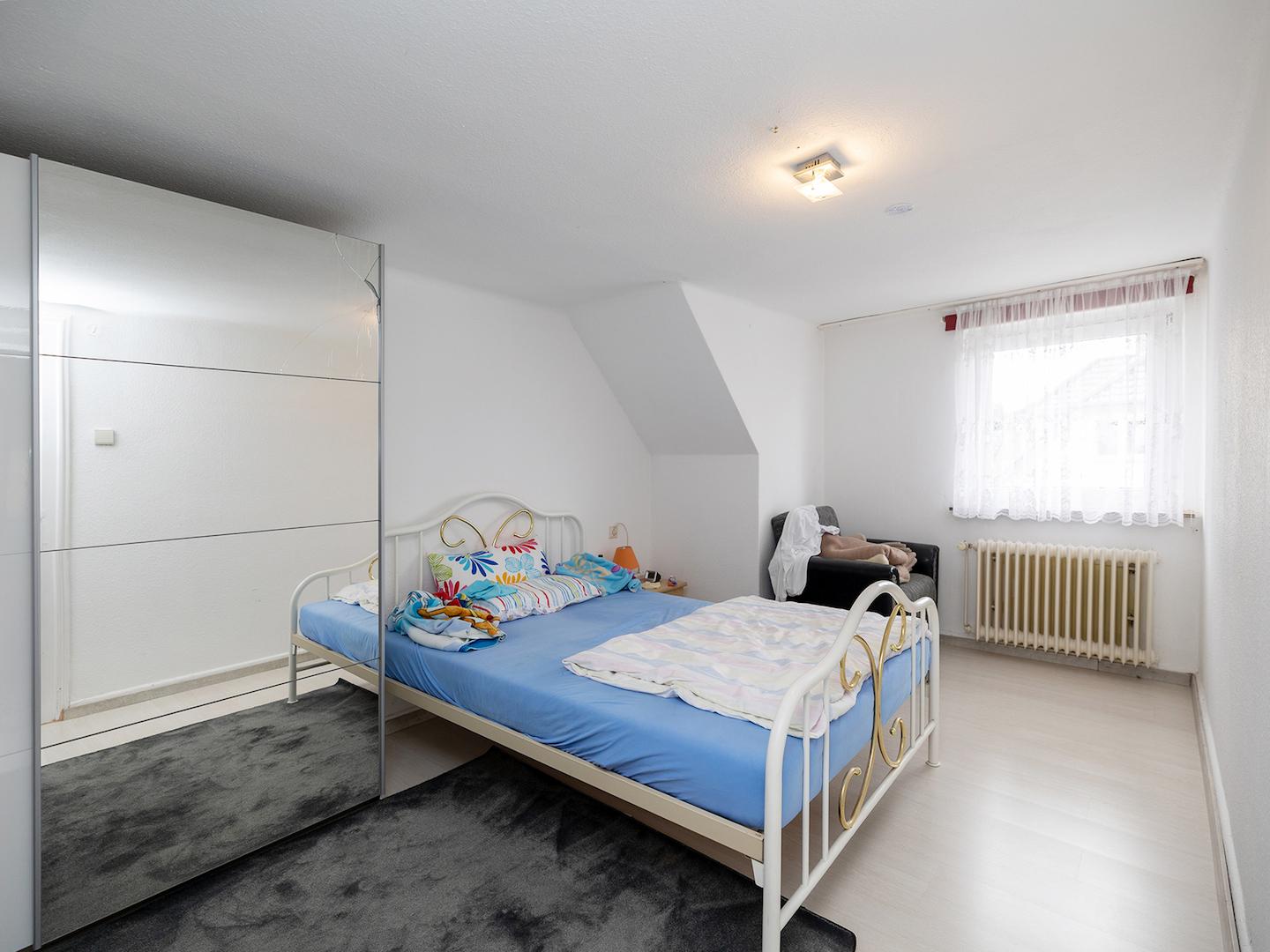 Schlafzimmer mit guter Stellfläche im Dachgeschoss