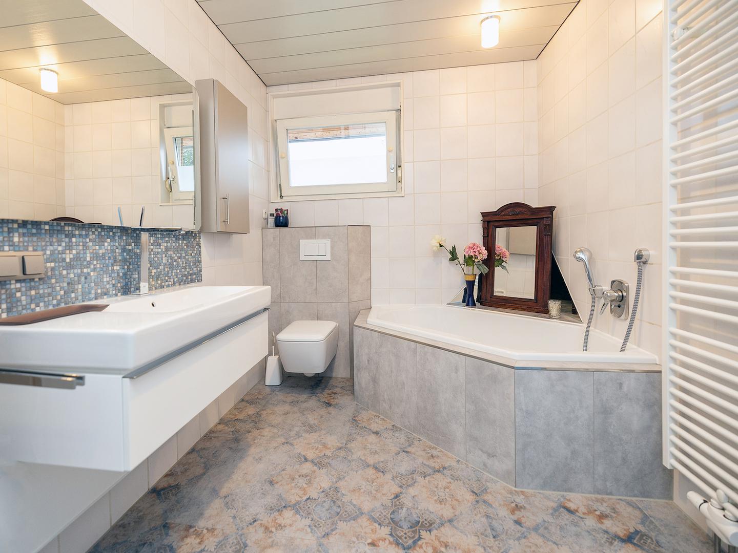 Modernes Badezimmer