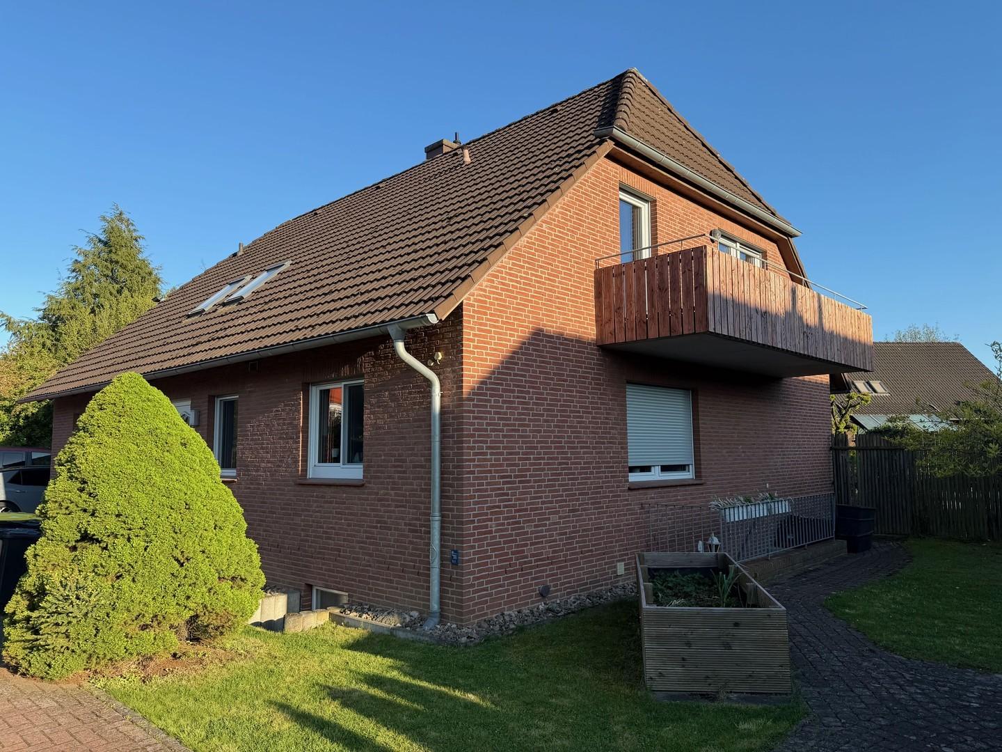 Hausansicht mit Balkon