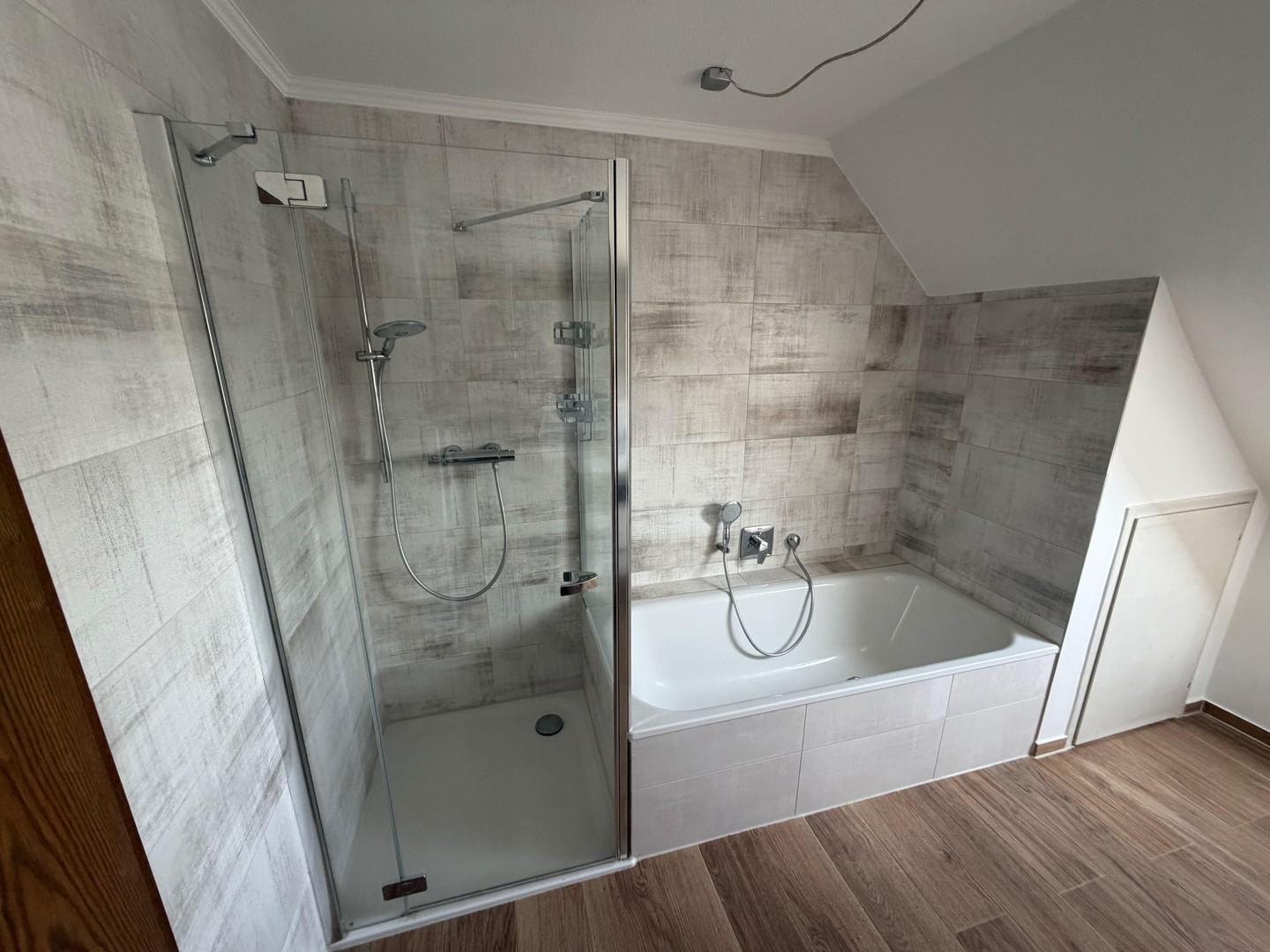 Dusche und Badewanne