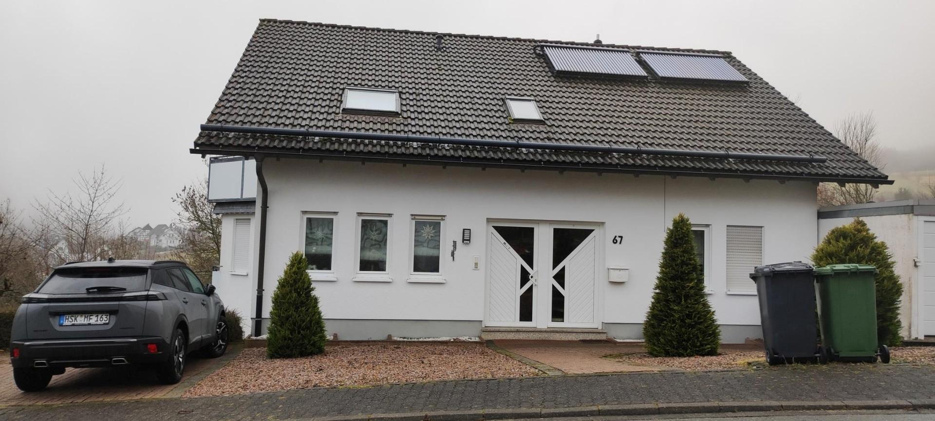 Hausansicht mit Stellplatz 