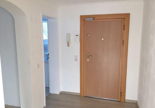 Flur mit Wohnungstür