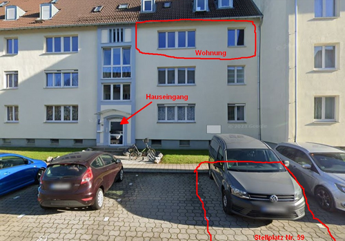Hauseingang und Stellplatz