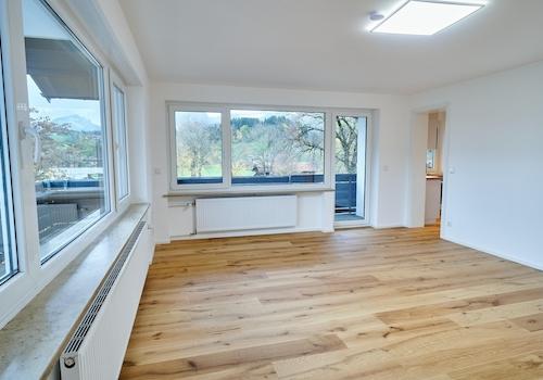 Lichtdurchflutetes Wohnzimmer