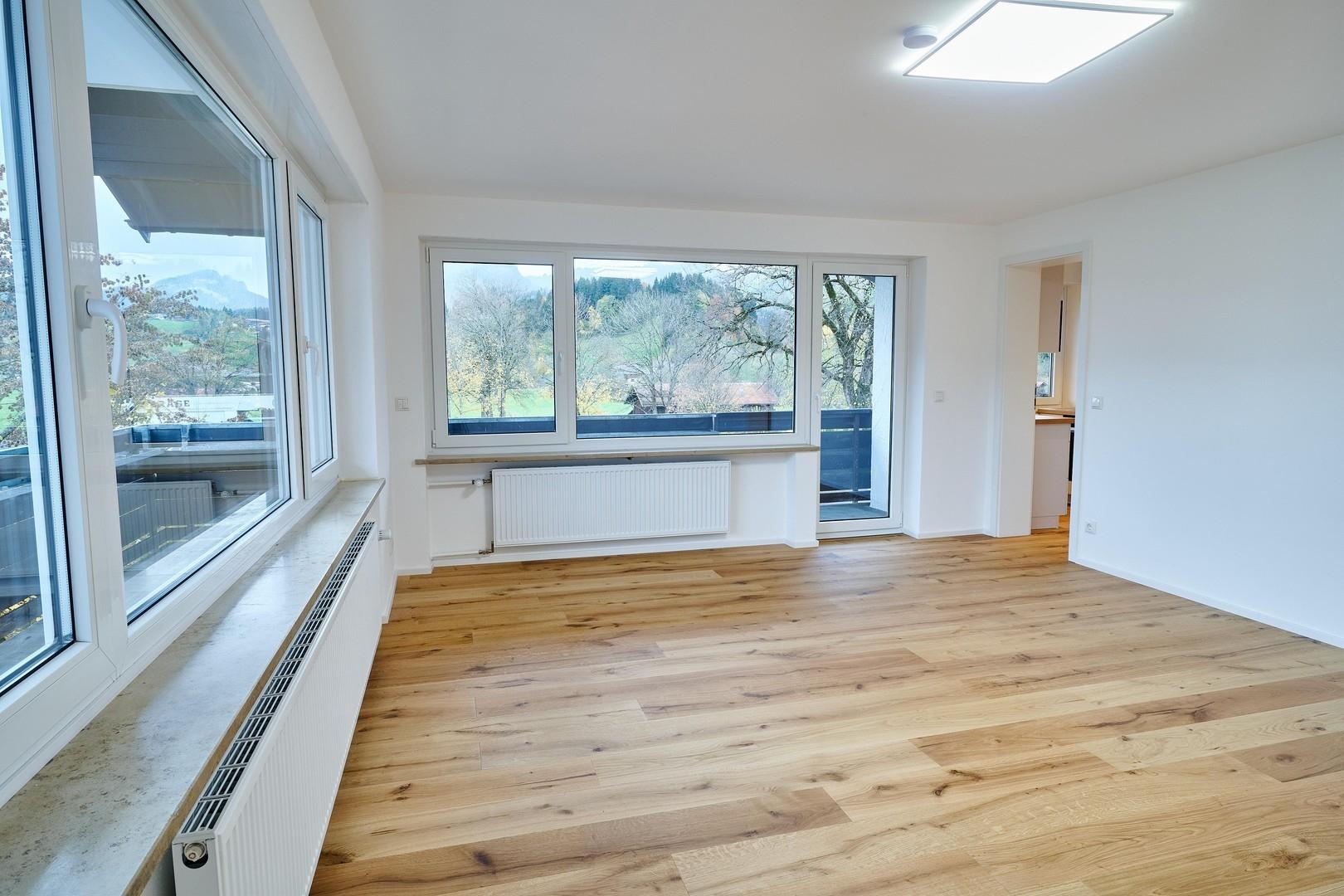 Lichtdurchflutetes Wohnzimmer