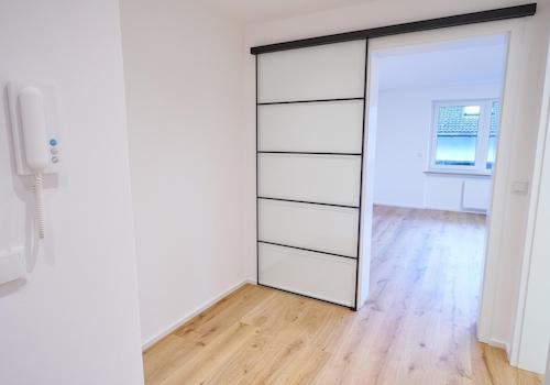 Eingangsflur mit Schiebetüre