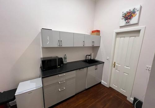 Küche mit Spülmaschine