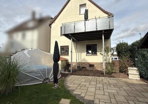 Gartenansicht mit Balkon