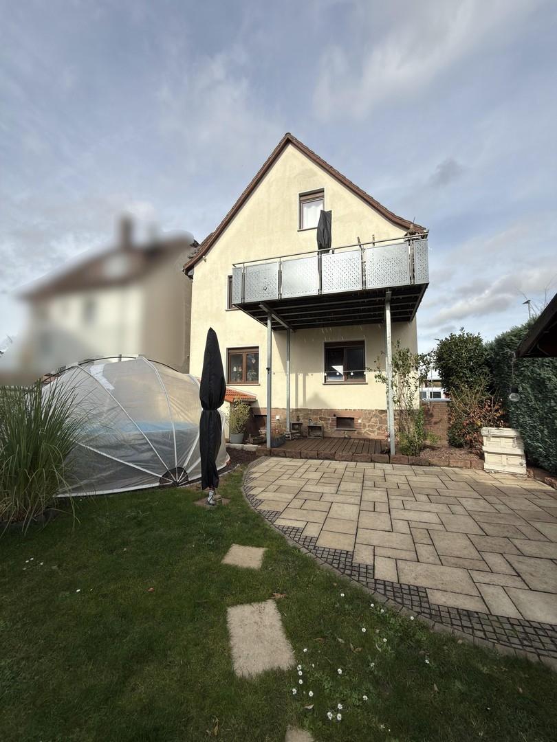 Gartenansicht mit Balkon