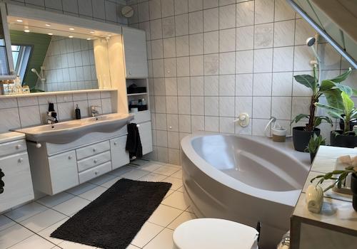 Badezimmer im DG