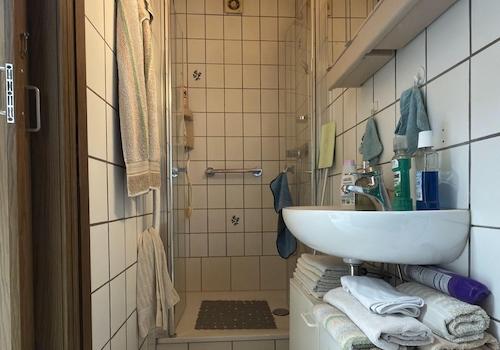 Badezimmer mit Dusche im EG