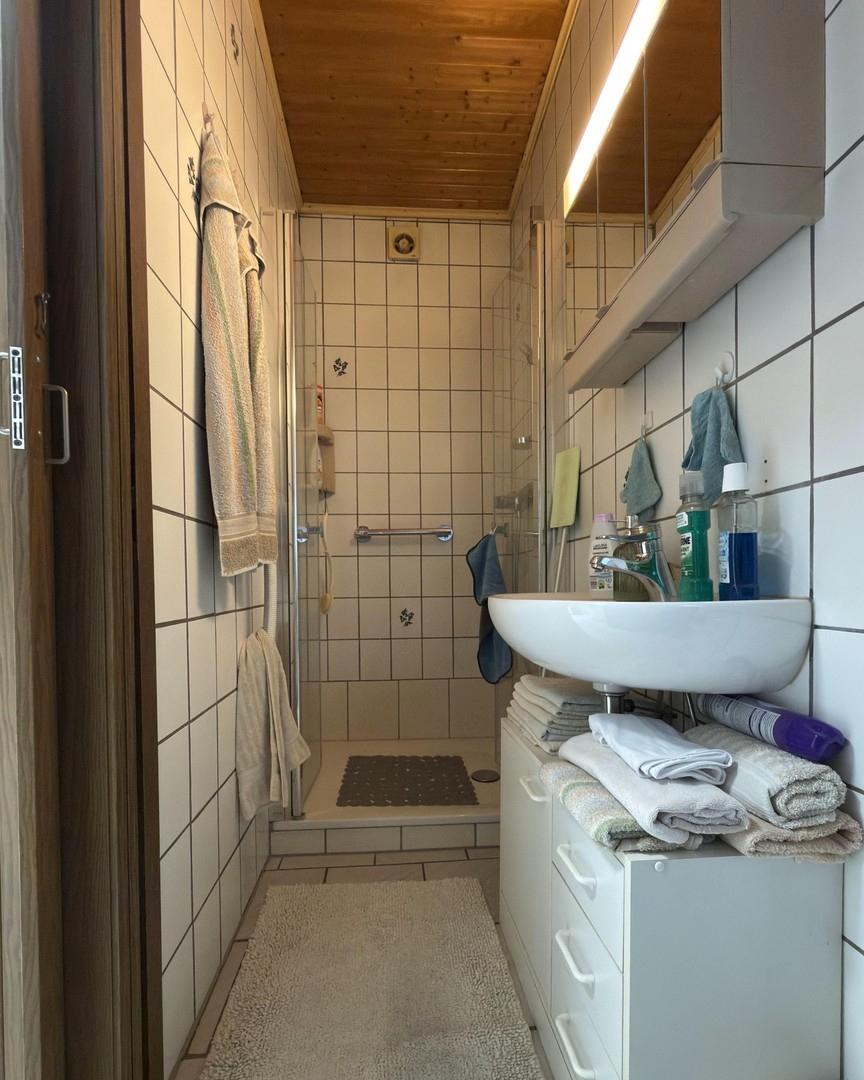 Badezimmer mit Dusche im EG