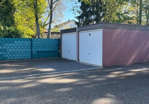 Garage und Stellplatz