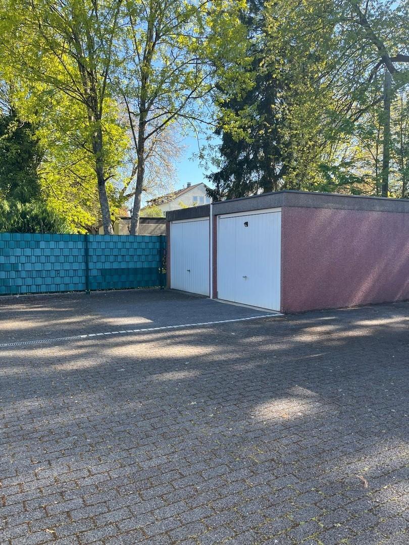 Garage und Stellplatz