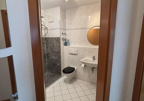 Blick vom Flur ins Bad