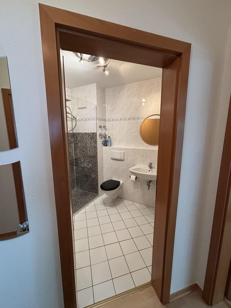 Blick vom Flur ins Bad