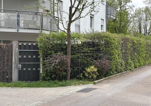 Außenansicht mit Gartentor