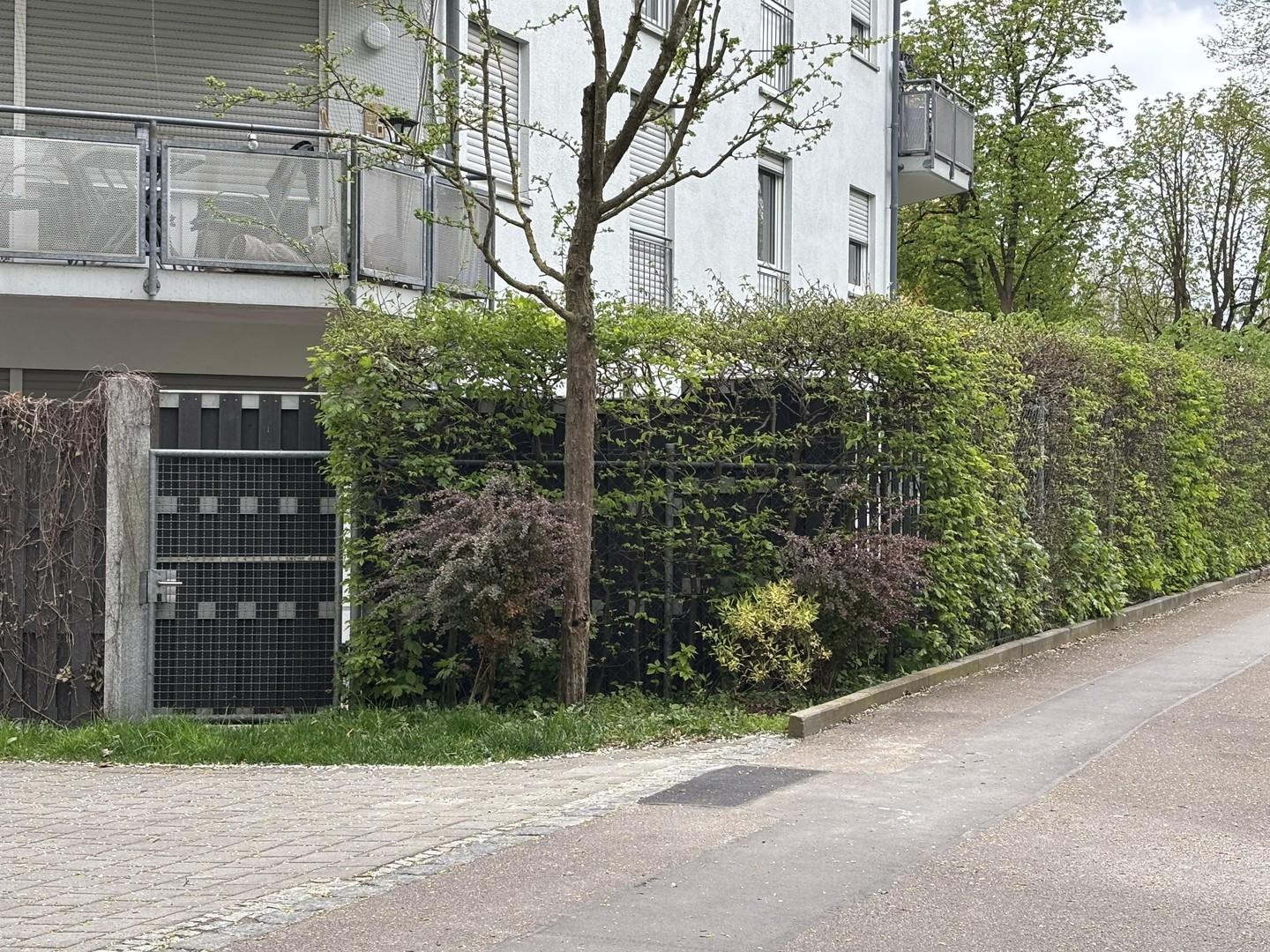 Außenansicht mit Gartentor