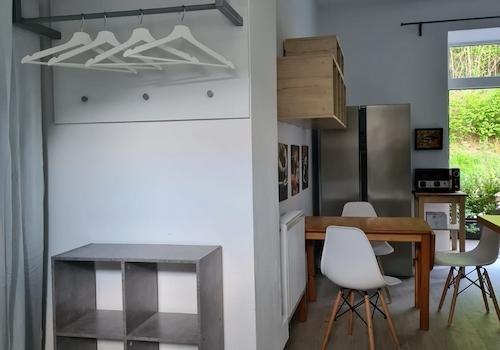 Eingang mit offener Küche