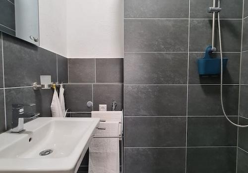 Dusche und Waschplatz