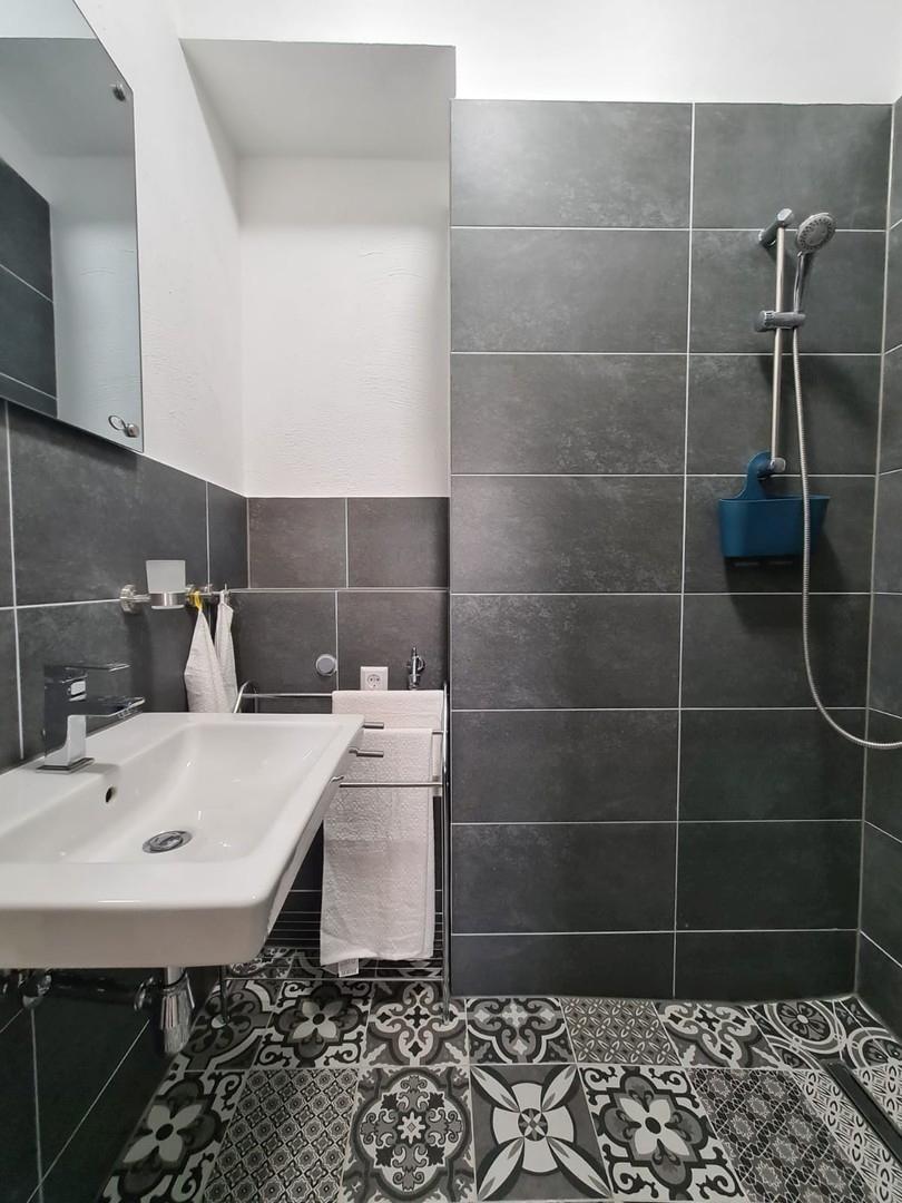 Dusche und Waschplatz