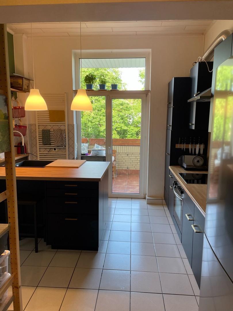 Küche mit Balkonausgang