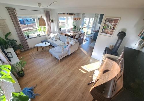 Lichtdurchfluteter Wohnbereich