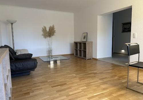 Wohnzimmer, Blick in den Flur