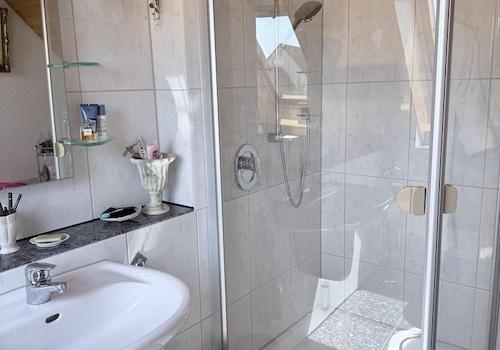 Bad mit Dusche oben