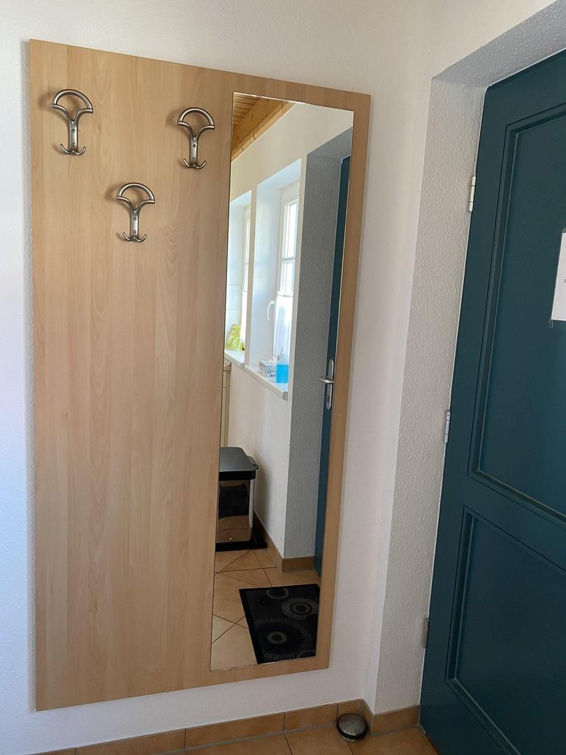 Eingangstür und Garderobe