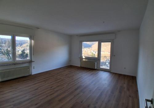 Wohnzimmer mit Balkon