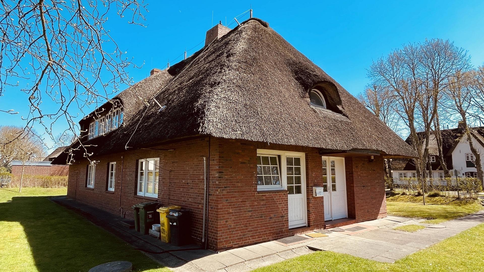 Westseite mit Wohnungseingängen