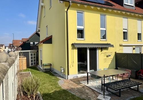 Hausansicht und Terrasse