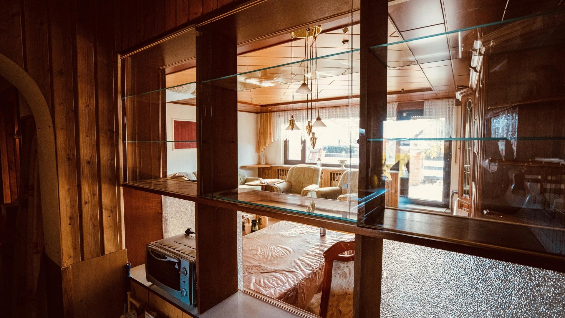 Blick von Küche in Wohnzimmer