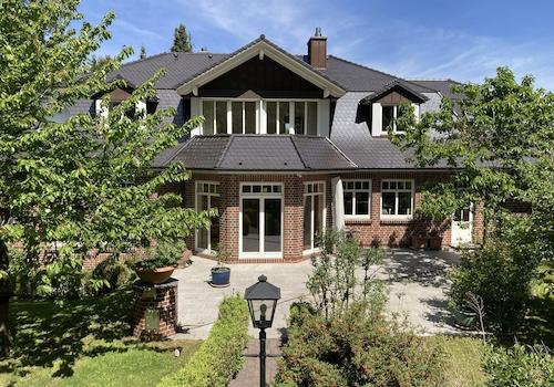 Gartenseite mit Terasse 