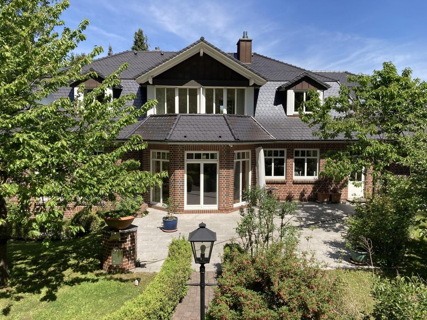 Gartenseite mit Terasse 