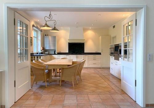 Wohnküche mit offener Falttür