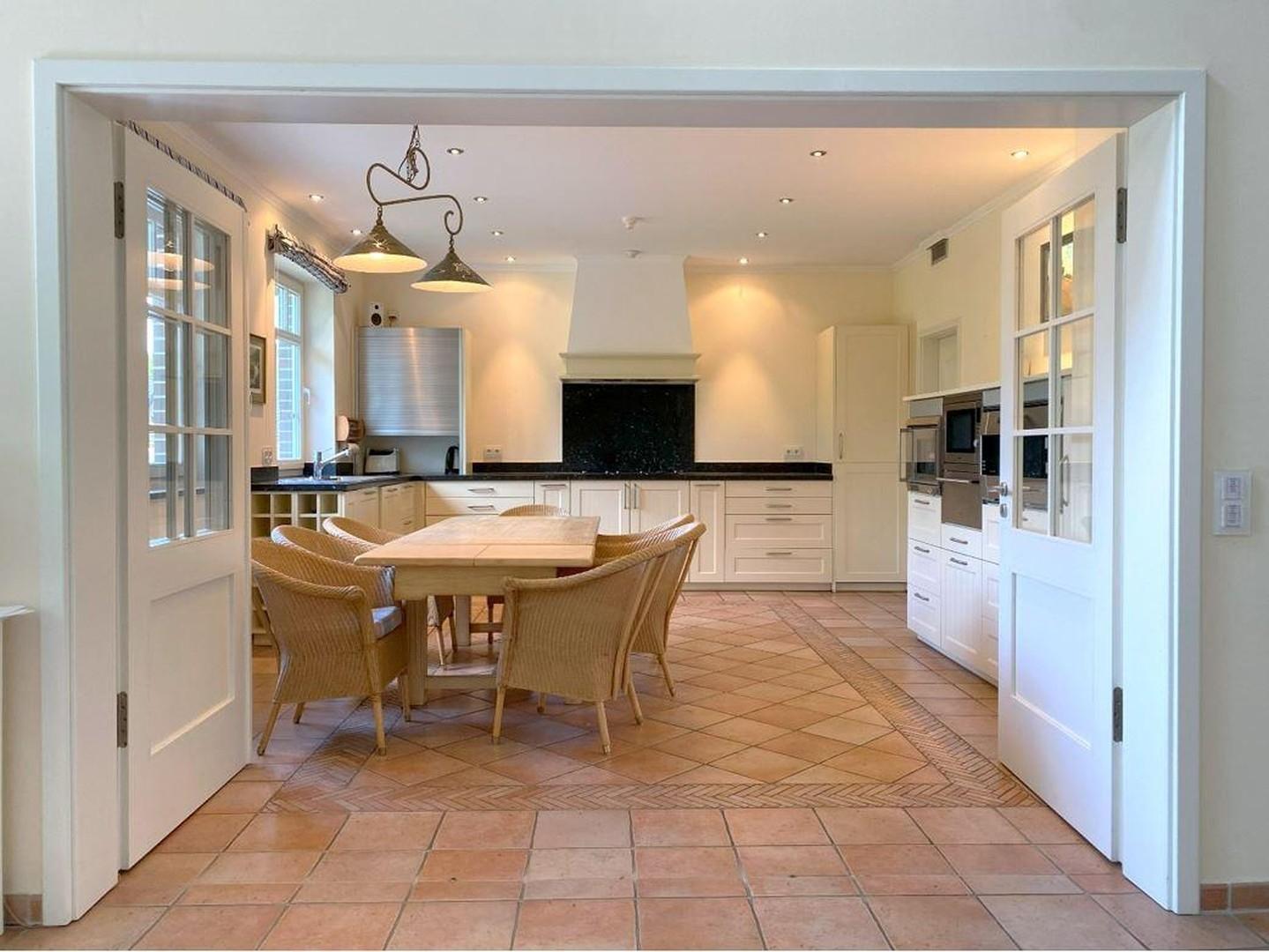 Wohnküche mit offener Falttür