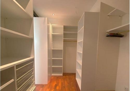 Begehbarer Kleiderschrank