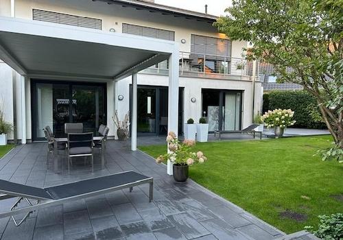 Garten mit Überdachung