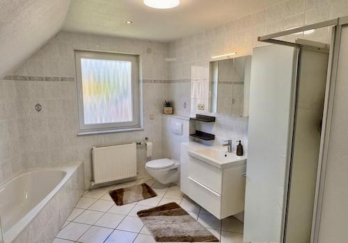 Vollbad mit Dusche im OG