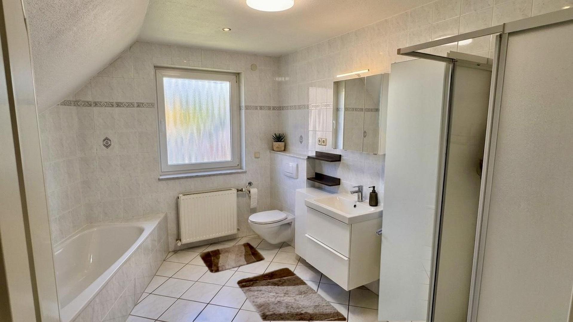 Vollbad mit Dusche im OG